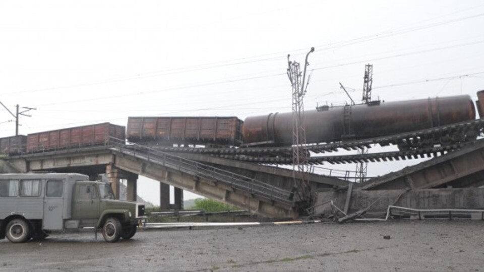 Ukrayna'da ayrılıkçılar demiryolu köprüsünü patlattı