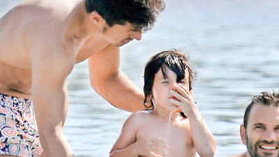 Denizde çocuklar gibi şen