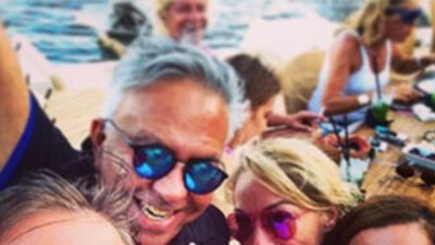 Plaj partisinde dörtlü selfie