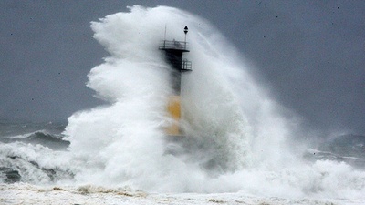 Tayfun Japonya'yı vuruyor