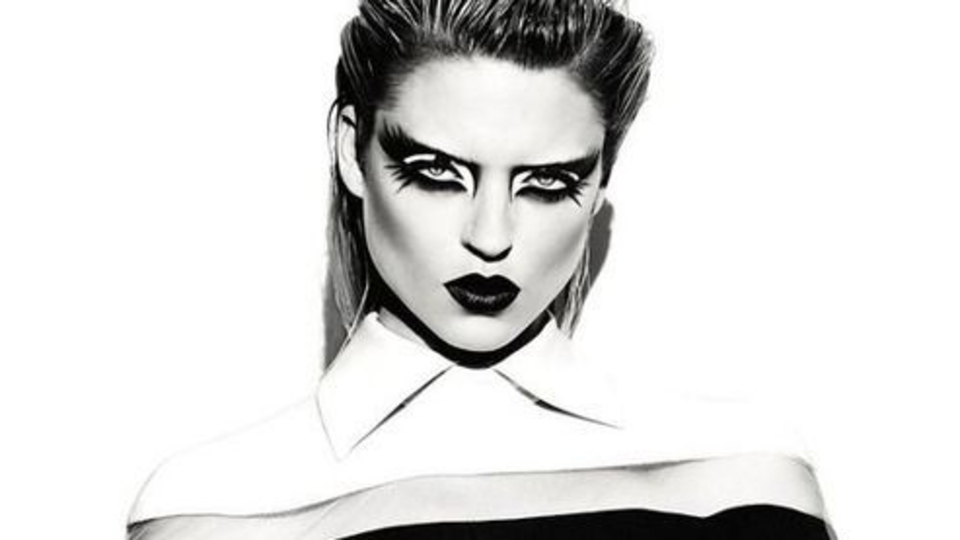 Seksi eyeliner dokunuşları