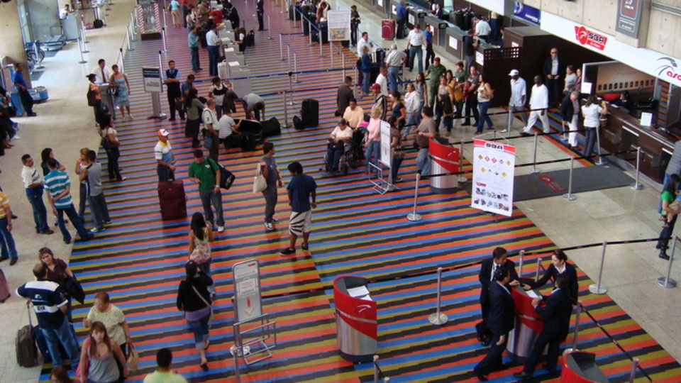 Venezuela'da nefes alandan vergi alıyorlar!