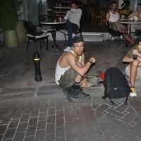 Kaldırım taşında sohbet