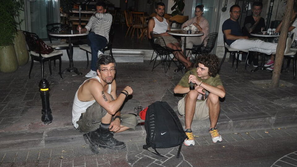 Kaldırım taşında sohbet