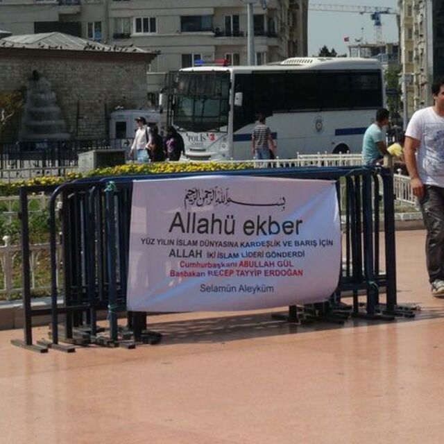 Taksim Meydanı'nda ilginç pankart