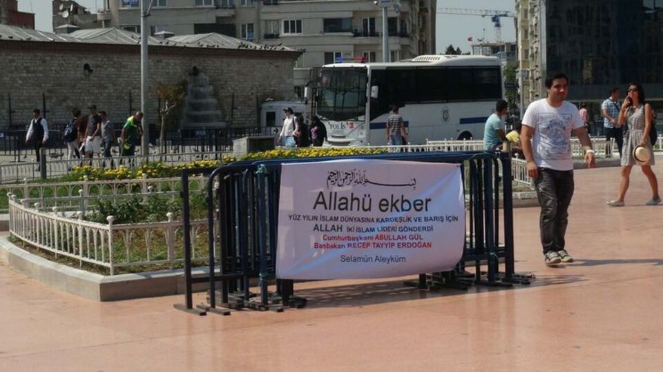 Taksim Meydanı'nda ilginç pankart