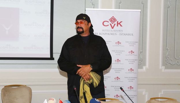Steven Seagal Filistin puşisi ile basına poz verdi