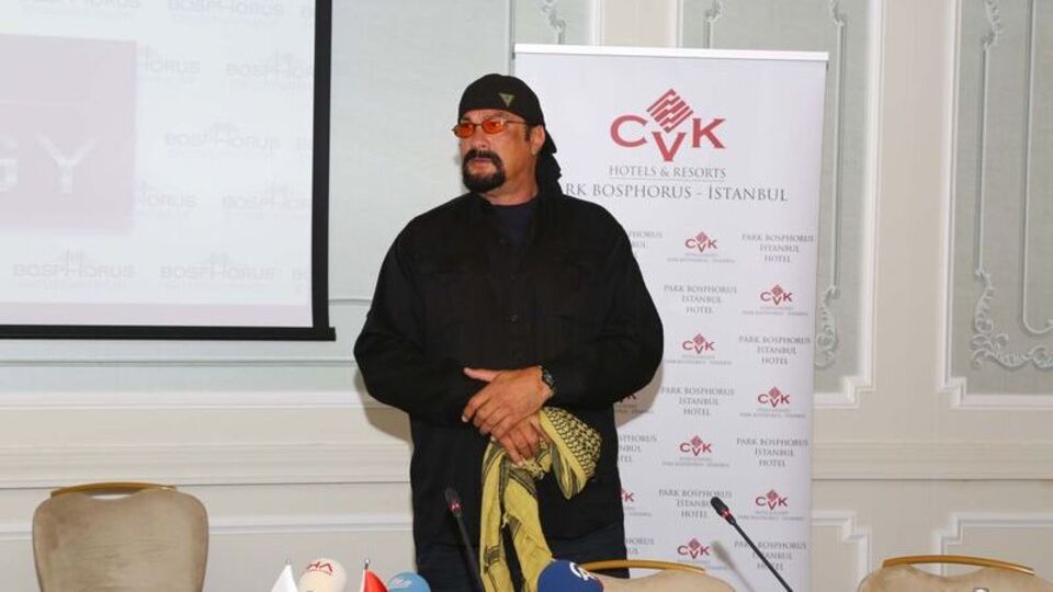 Steven Seagal Filistin puşisi ile basına poz verdi