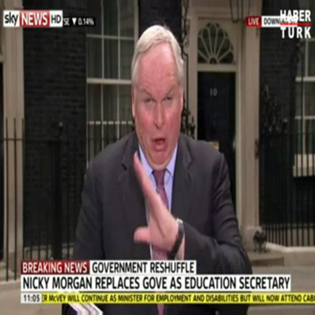 Muhabir canlı yayında sinek yuttu!