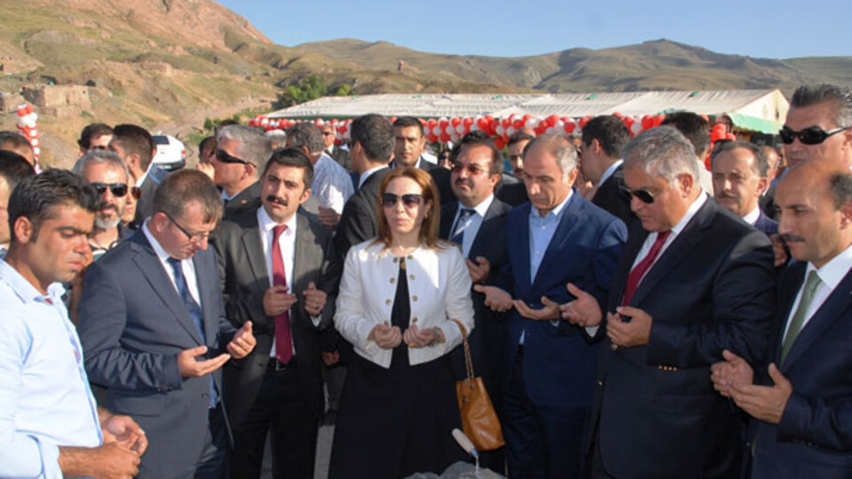 Türbede Başbakan Erdoğan için dua etti