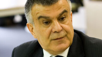 Özel bilgileri eşlerden birine verdi!