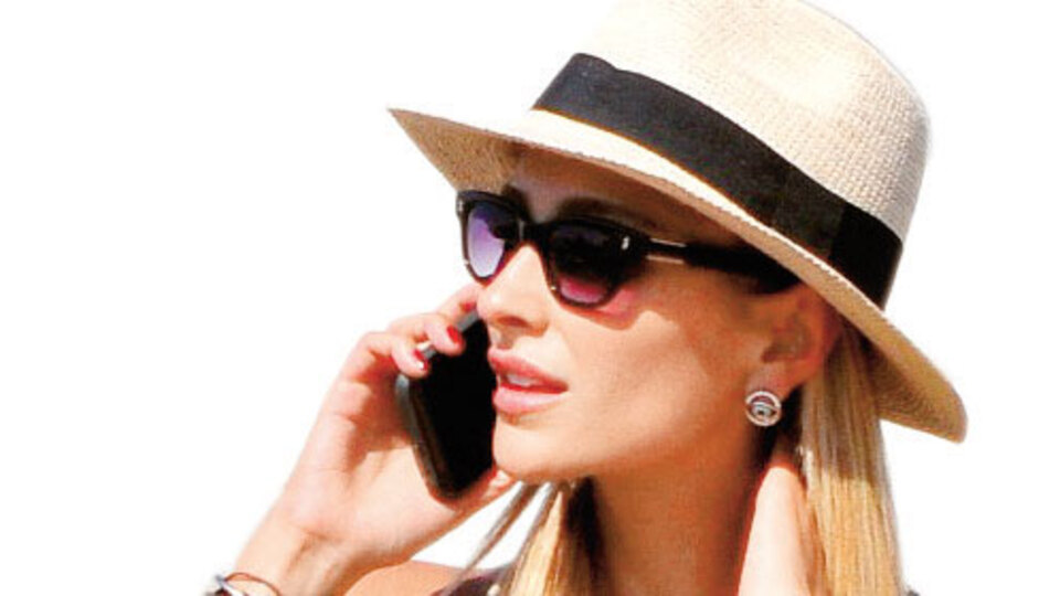 Özge tatilde bile çalışıyor