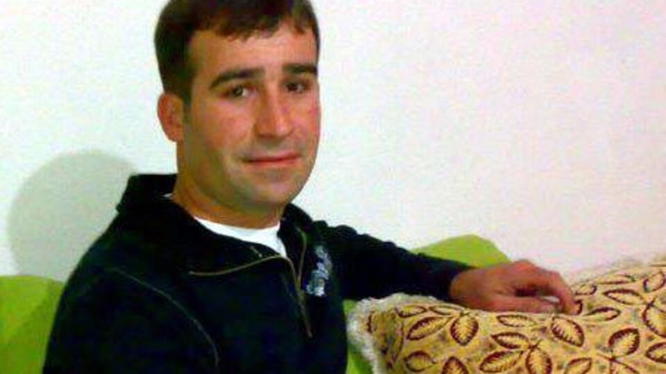 Sinek gözüne yumurtladı