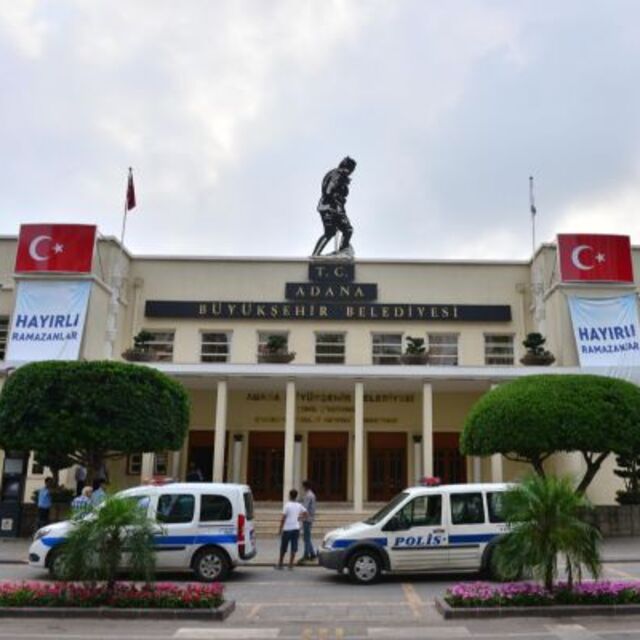 Adana Büyükşehir Belediyesi'ne silahlı saldırı