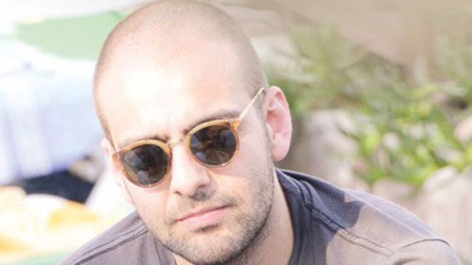 Saçlarını kazıttı