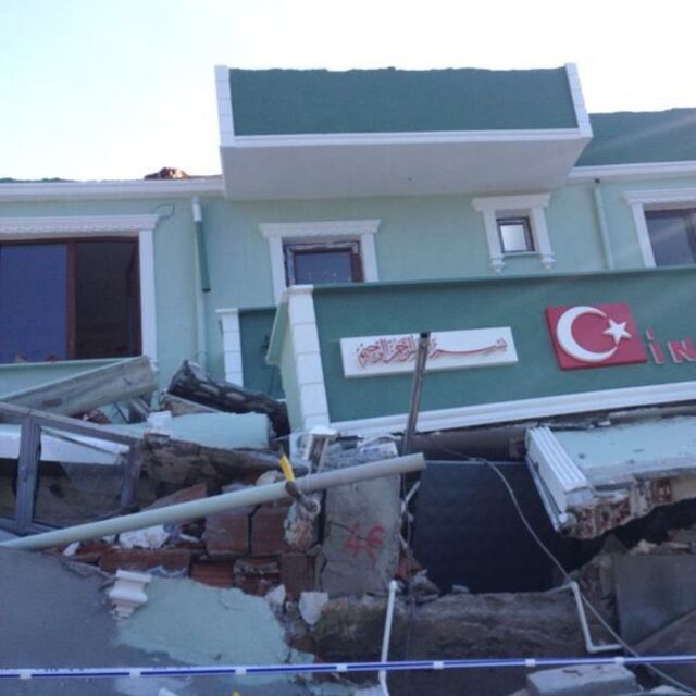 Arnavutköy'de 3 katlı bina çöktü