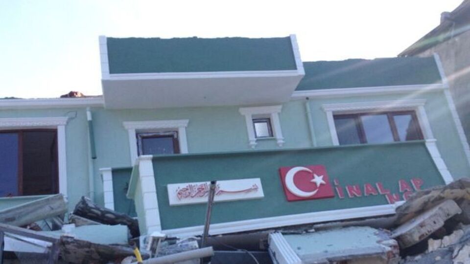 Arnavutköy'de 3 katlı bina çöktü