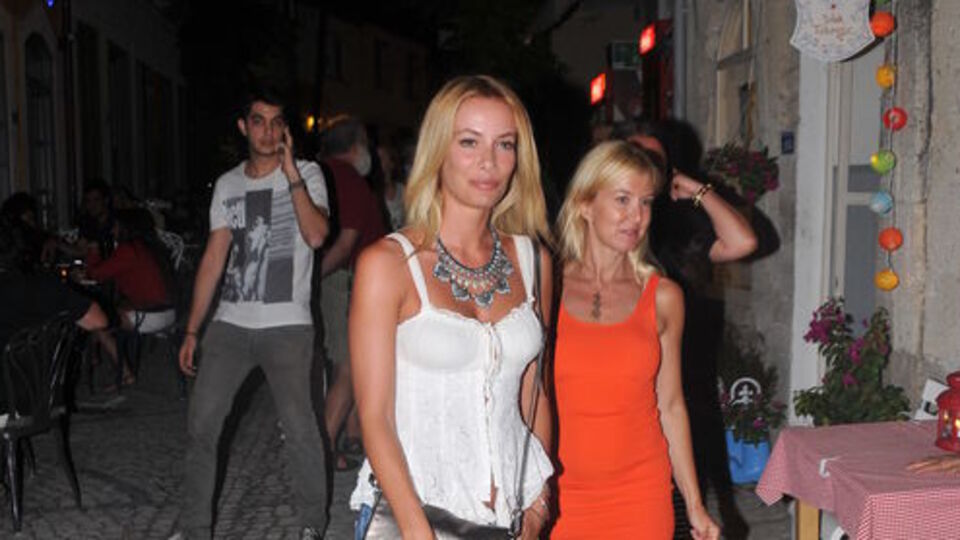 Sevgilisi işte Gamze tatilde