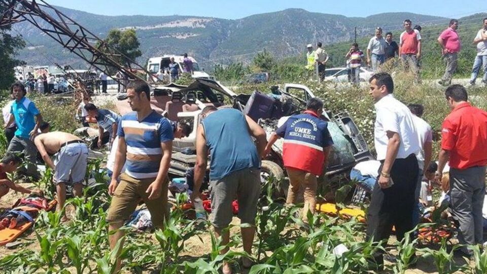 Öğrencileri taşıyan midibüs devrildi!