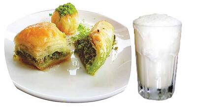 Baklavanın yanında ayran için