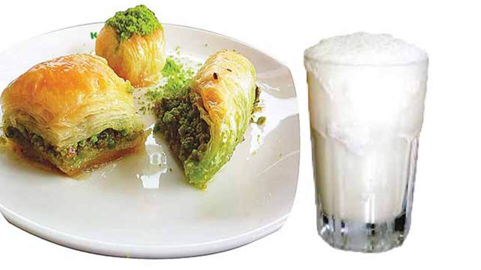 Baklavanın yanında ayran için