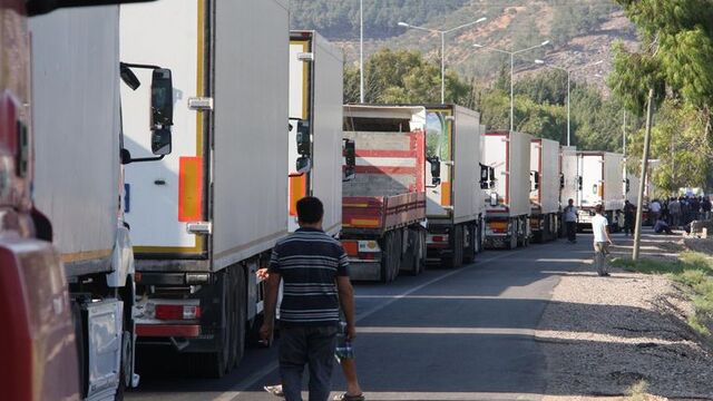 Hatay'da yol kapatan TIR şoförlerine polis müdahalesi