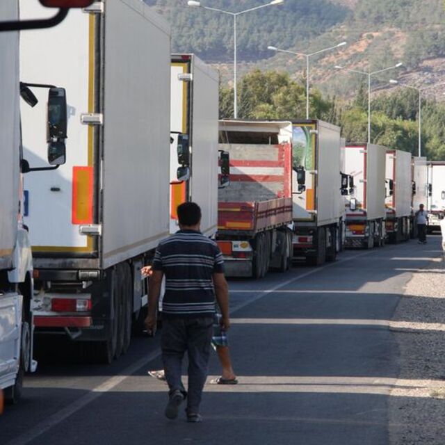 Hatay'da yol kapatan TIR şoförlerine polis müdahalesi