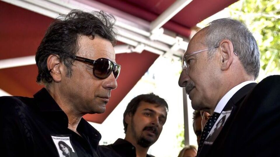 Sadri'sinin yanına defnedildi