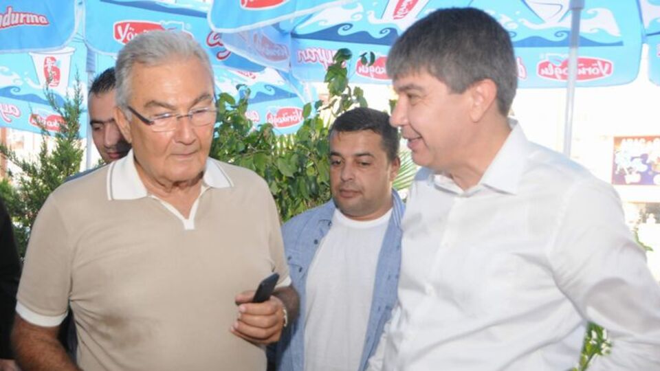 AK Partili Başkan Deniz Baykal'ın hesabını ödedi