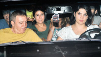 Bir arabaya doluştular