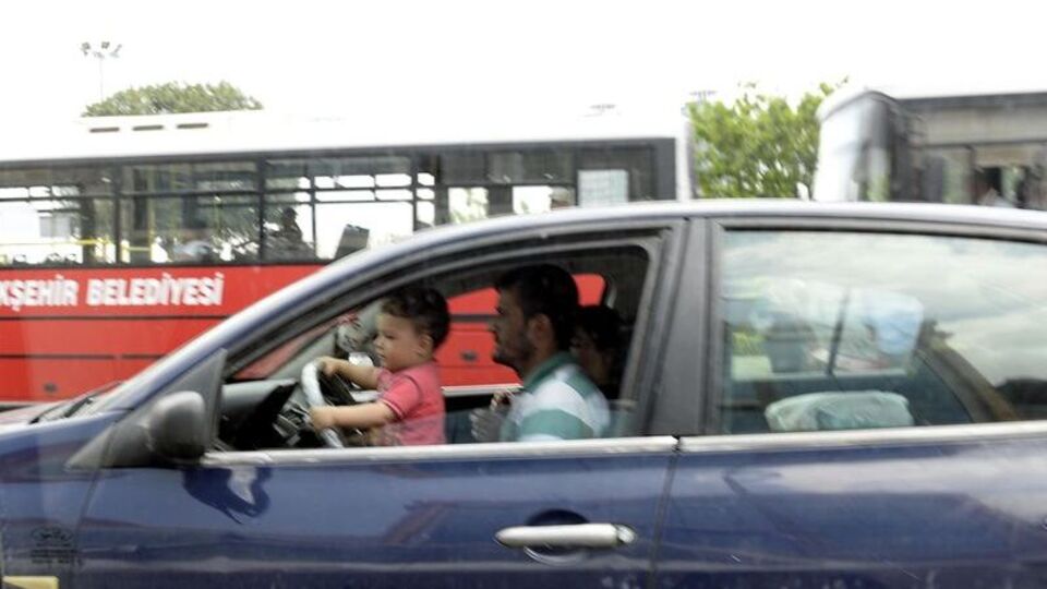 Üç yaşındaki çocuk direksiyonda