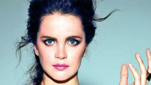 Tuğçe Kazaz'dan Bülent Arınç'a destek