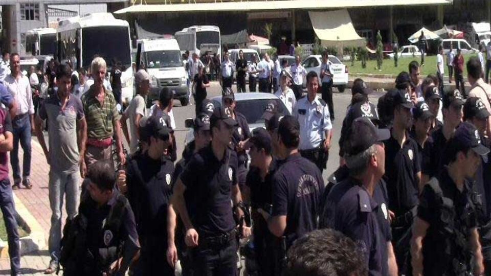 Hamallar sopalarla Suriyelileri kovaladı