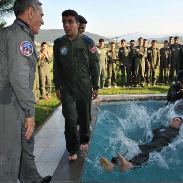 Orgeneral Öztürk 'Genç kartalları' havuza attı