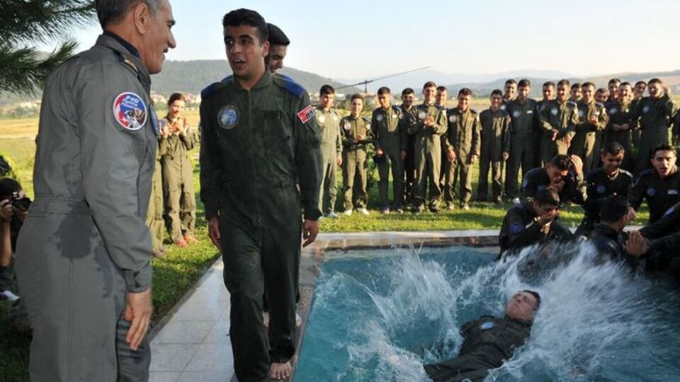 Orgeneral Öztürk 'Genç kartalları' havuza attı