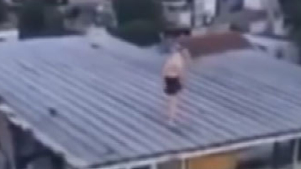 Bonzai içince çatıdan böyle atladı!