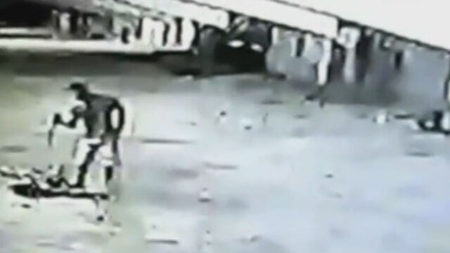 Kurbanı sokak ortasında palalarla böyle doğradılar