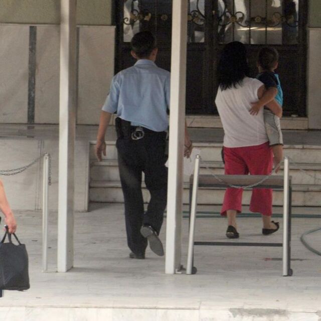 Oğluna tokat atan erkek arkadaşını dövdü!