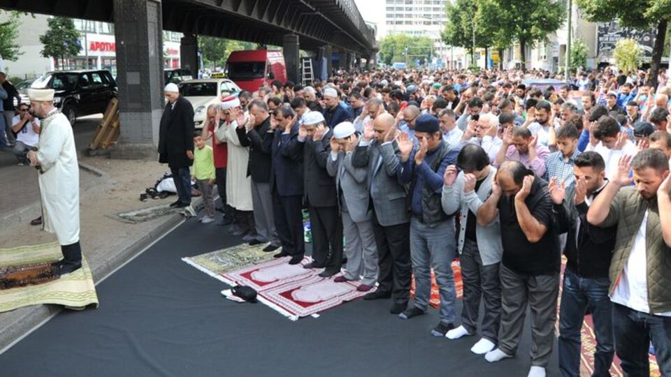 Berlin'deki Mevlana Camii'nin önünde cuma namazı