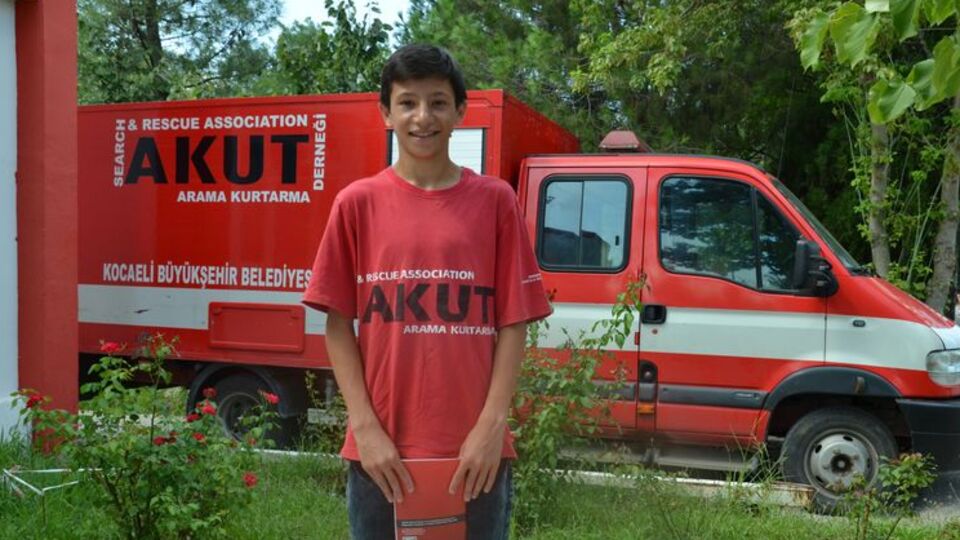 Deprem'de Clinton'un burnunu sıkan Erkan bebek' AKUT'lu oldu