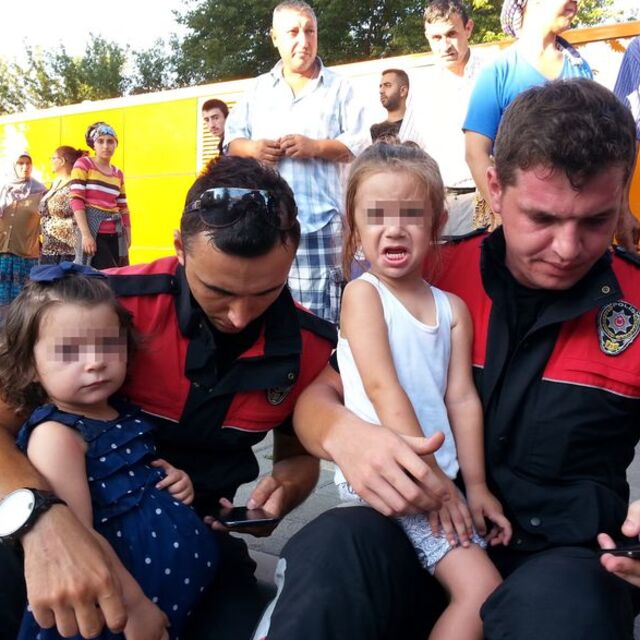 Çocuklarının gözü önünde falçatayla saldırıya uğradı!