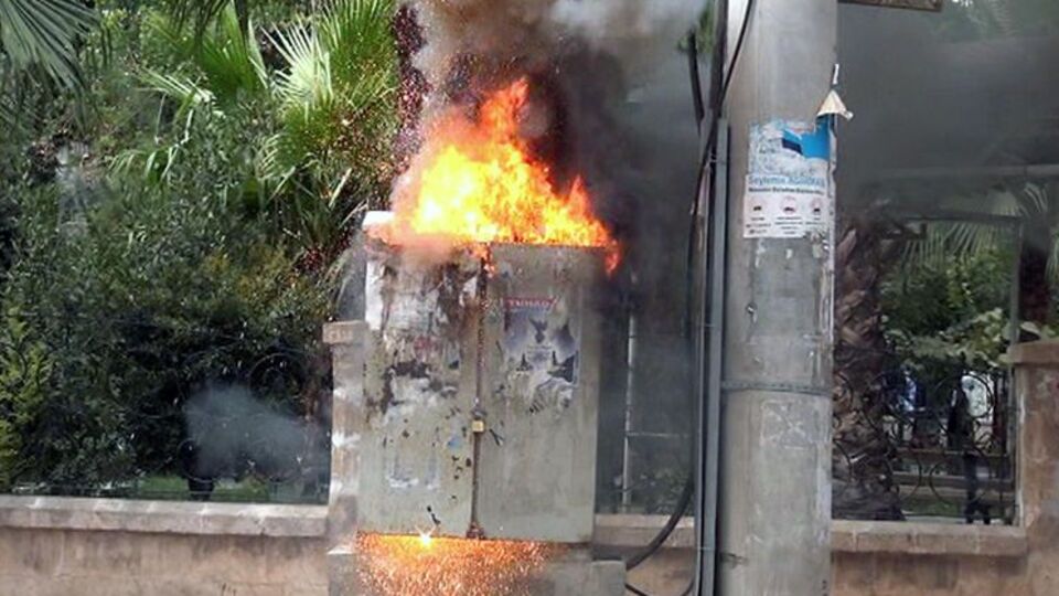 Elektrik trafosu bomba gibi patladı!
