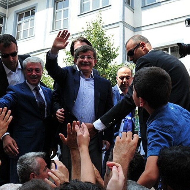 Davutoğlu: "Tatmin edici izahat bir bekliyoruz"