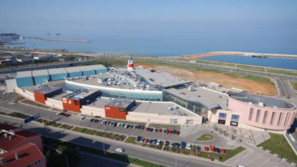 Trabzon'da yağmur yağdı AVM'nin çatısı çöktü