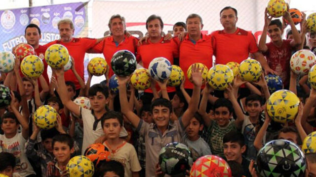 Futbolun ustaları gençlerle buluştu