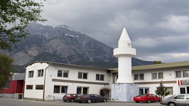 Eyüp Sultan Camii'ne "Nazi" saldırısı