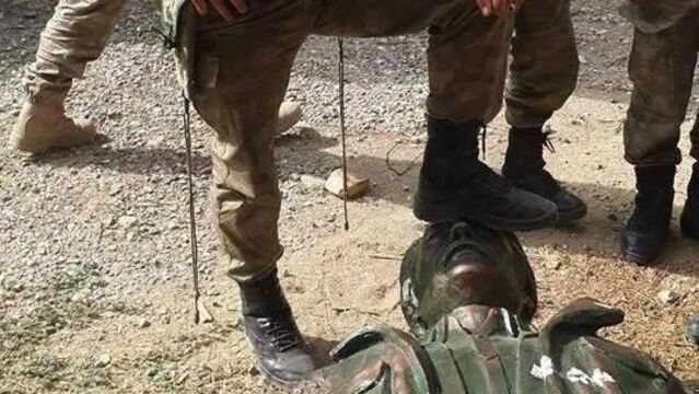 PKK'lının heykeline basarak fotoğraf çektiren askere soruşturma
