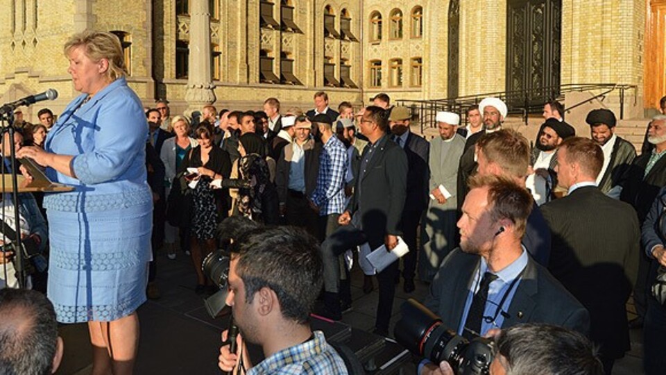 Norveç Başbakanı IŞİD protestosunda Hadis-i Şerif okudu