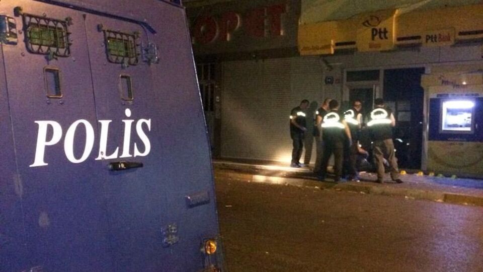 Maltepe'de PTT şubesine ses bombası atıldı