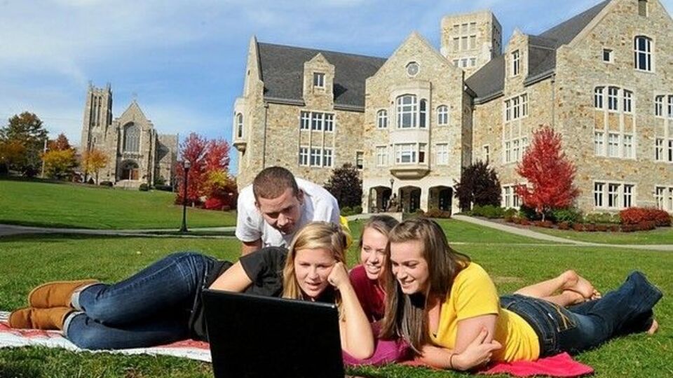 Üniversitesini bitirene 4 yıl çalışma izni veriyor